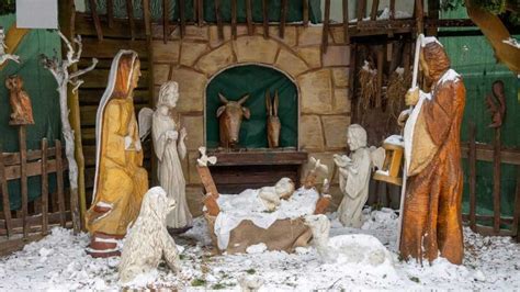 Snímka historického dreveného betlehemu s detailne vyrezávanými postavami