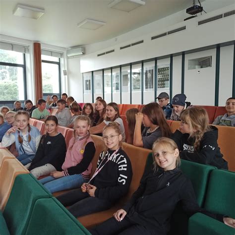 Tematická fotografia riaditeľa školy počas príhovoru k študentom