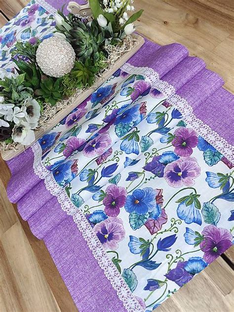 Tabuľka s fialovou výzdobou a zelenými doplnkami