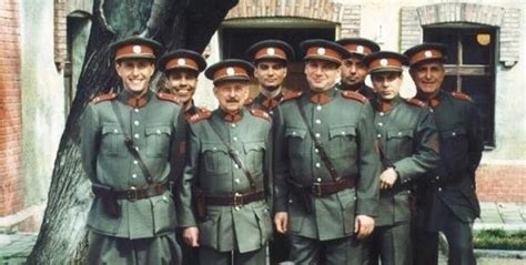Záber z natáčania seriálu Četnícke humoresky s hlavnými postavami v dobových uniformách