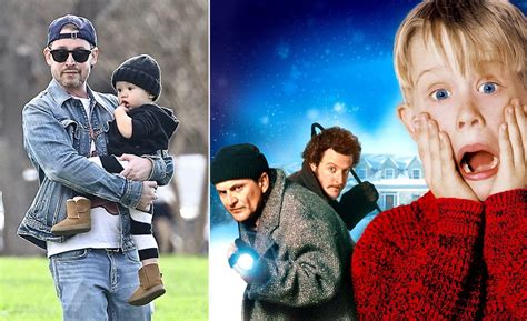 ilustračná fotografia: rodina pri sledovaní filmu na 65-palcovom televízore