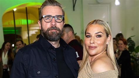 Ženích Michal Navara čaká na svoju nevestu pred Dómom sv. Martina