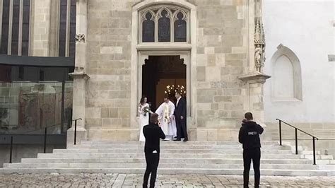 Čerství mladomanželia Dominika a Michal po obrade vychádzajú z Dómu sv. Martina