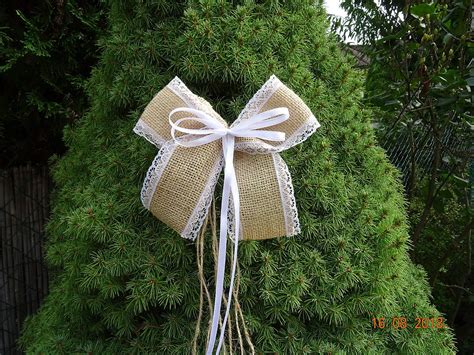 Svadobné dekorácie z juty s čipkou na stole a stoličkách