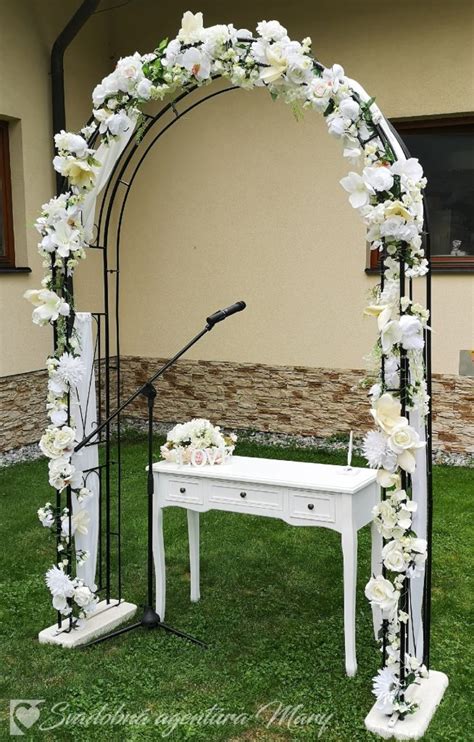 Svadobná slávobrána zdobená kvetmi a látkami