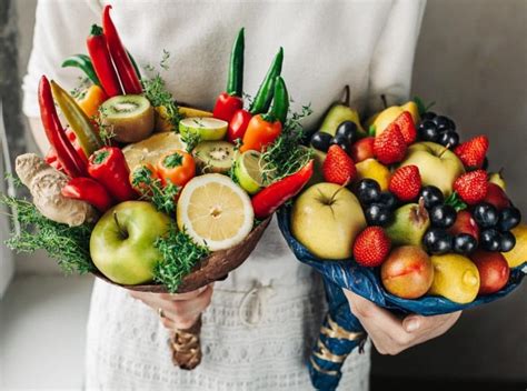 Ilustračná fotografia rôznych jedlých kytíc (z cukríkov, ovocia, klobás)