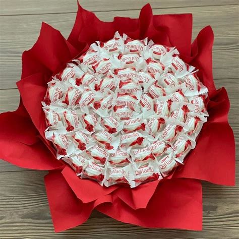 Detailná fotografia kytice z rôznych druhov cukríkov