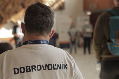 fotka ľudí dobrovoľníkov