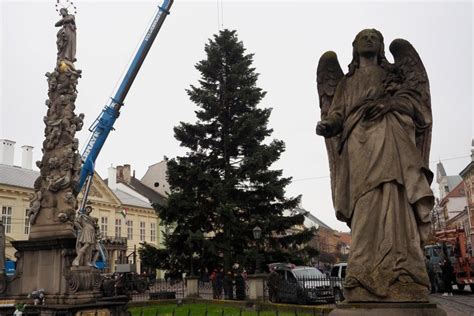 Záber na vianočne vyzdobenú Hlavnú ulicu v Košiciach s osvetleným vianočným stromom a drevenými stánkami