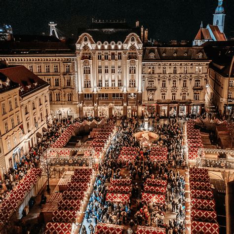 Fotografia stánkov s handmade výrobkami a dizajnovými doplnkami na vianočnom trhu