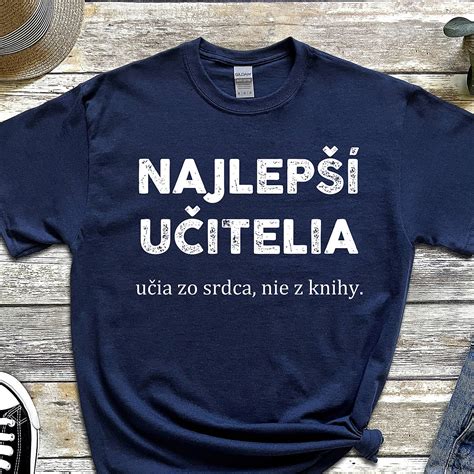 Tematické foto: spokojné deti dávajú darček učiteľke