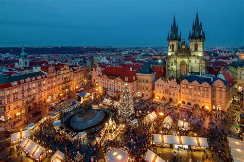 Tematické foto: Staromestské námestie v Prahe počas Vianoc s orlojom a vianočným stromčekom