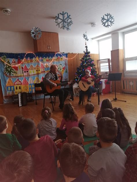 Tematické foto: vianočný koncert s deťmi spievajúcimi koledy