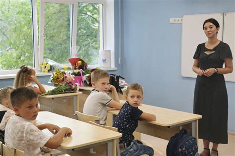 Tematická fotografia: Šťastní učitelia a žiaci v triede
