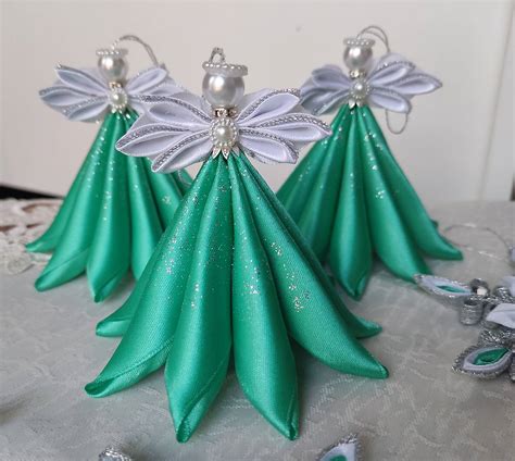 Ukážka rôznych použití svetlozelenej saténovej stuhy vo svadobnej výzdobe.