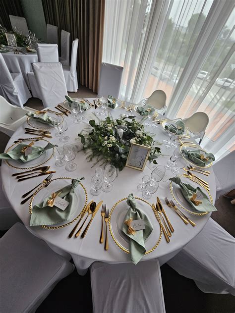 Servírovaný svadobný stôl s jablkovo zelenými a tyrkysovými detailmi.