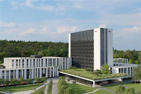 Letecký alebo čelný pohľad na architektonicky dominantnú 12-poschodovú budovu nemocnice v Šaci