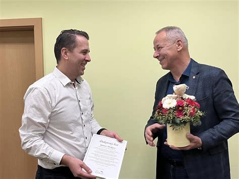 Tematické foto krstín, napríklad detská ručička držiaca prst dospelého s jemným rozostreným pozadím kostola