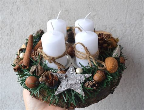 Záber na ručne vyrobené vianočné ozdoby na stromčeku a adventný veniec na stole