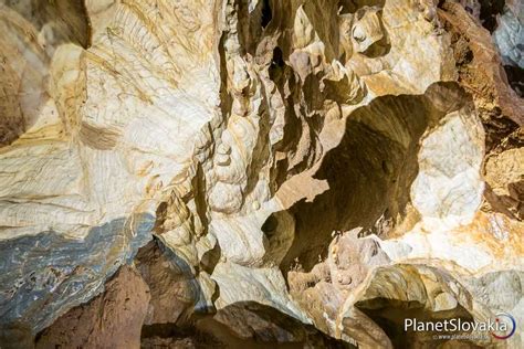 Tematické foto Ochtinskej aragonitovej jaskyne, zdôrazňujúce jej jedinečnosť a zápis v UNESCO