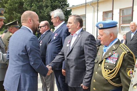 Skupinové foto kozmonautov a účastníkov konferencie k 20. výročiu misie