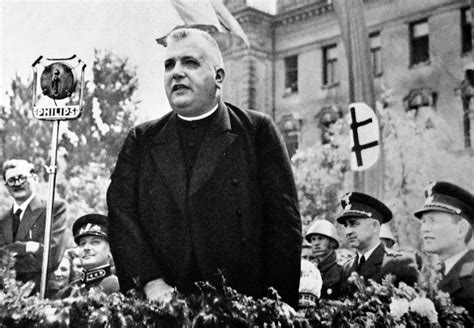 Slovenský politik Jozef Tiso počas prejavu alebo zasadnutia