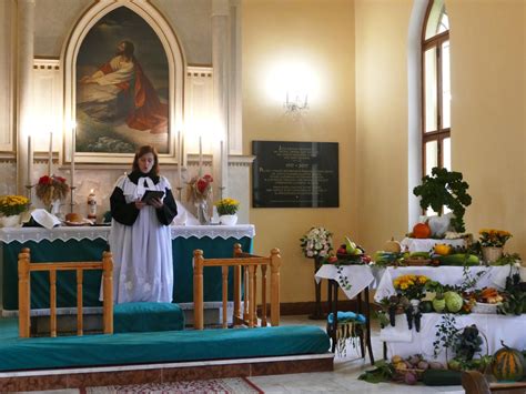 Priestor pred oltárom s pripravenými miestami pre snúbencov a svedkov