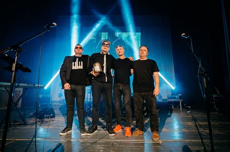 Skupina Karpatské chrbáty s hosťom Michaelom Kocábom na pódiu