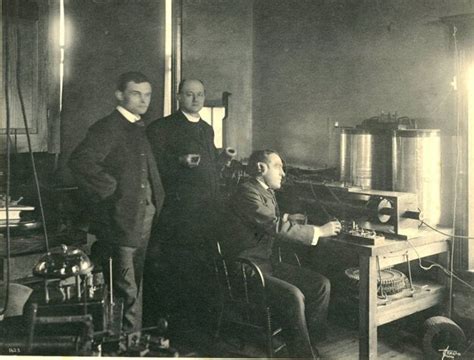 Tematické foto Jozefa Murgaša v laboratóriu