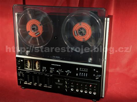 fotografia porovnávajúca staré analógové magnetofóny s moderným digitálnym štúdiom