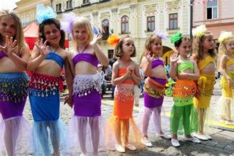 Deti tancujúce na karnevalovej párty
