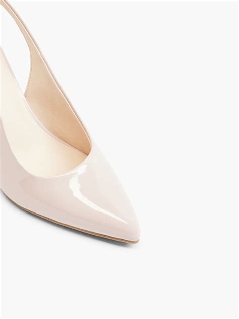 Knihy s otvorenou knihou a symbolickými literárnymi prvkami