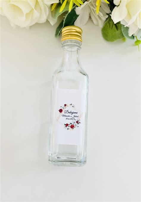 fľaša domáceho vianočného likéru s etiketou a vianočnými ozdobami