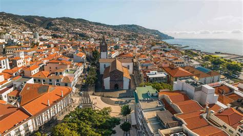 Tematické foto: Katedrála Sé do Funchal a výhľad na Funchal, Madeira