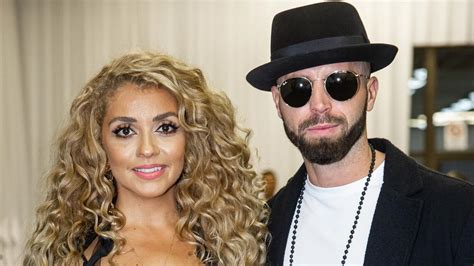 Fotografia šťastného páru Vierky Ayisi a Janyho Landla v prírodnom prostredí