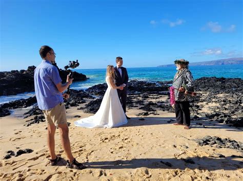 Séria fotografií zo svadobného obradu na pláži v Thajsku pri západe slnka