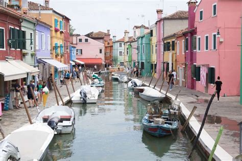 Pohľad na farebné domčeky na ostrove Burano