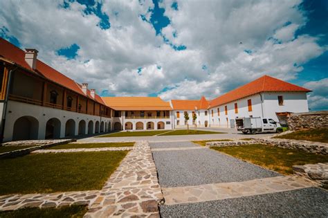 Pohľad na zrekonštruovaný renesančný kaštieľ v Borši obklopený historickým parkom