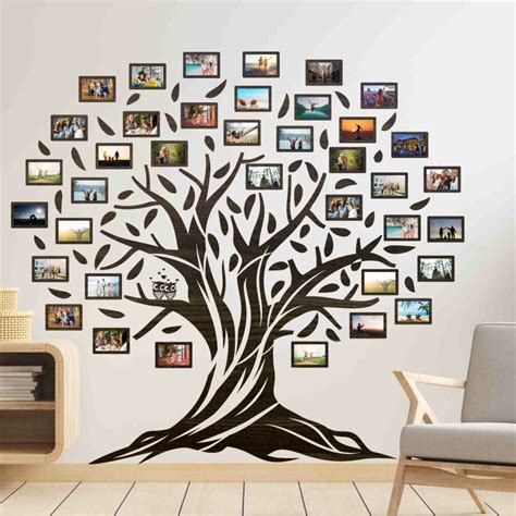 dřevěný strom s fotorámečky na zdi v obývacím pokoji