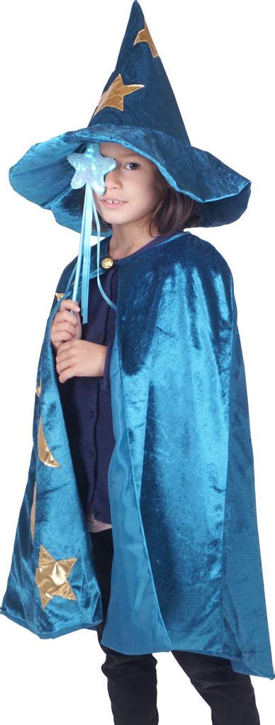 Detský chlapec v kostýme Petra Pana s klobúkom a plášťom, pripravený na karnevalovú zábavu.