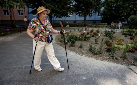ilustračné foto: seniori na spoločenskej udalosti