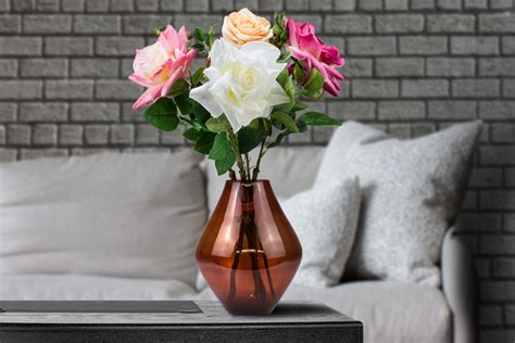 kolekcia umelých kvetov v rôznych farbách a aranžmánoch