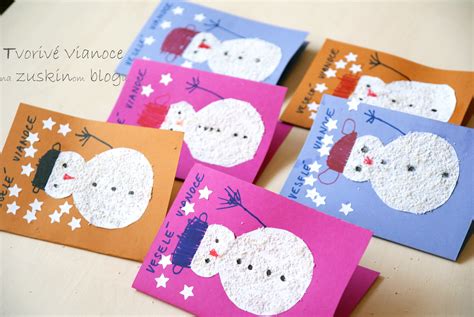 deti vyrábajúce vianočné pohľadnice