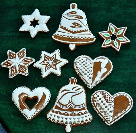 čerstvo upečené a ozdobené vianočné medovníky