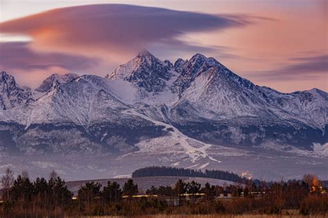 panoramatický záber na Vysoké Tatry s romantickou svadobnou výzdobou v exteriéri