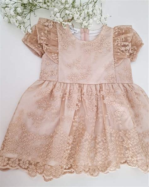 Detské krstné šaty s jemnou čipkou a saténovou mašľou