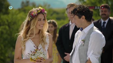 Schéma štruktúry svadobného obradu v Sále Kráľovstva: úvod, biblický prejav, manželský sľub, modlitba a podpisovanie dokumentov.