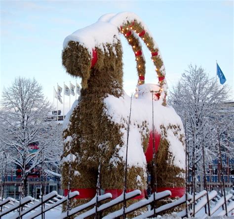 sob vianočného Santu alebo koza Yule zo slamy