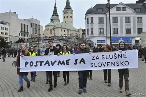 Tematické foto: Dav ľudí na zhromaždení Za slušné Slovensko