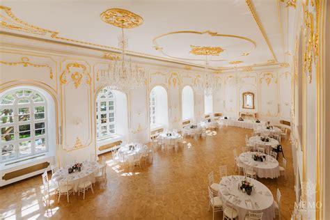 Majestátna sála zámku s krištáľovými lustrami a kvetinovou výzdobou